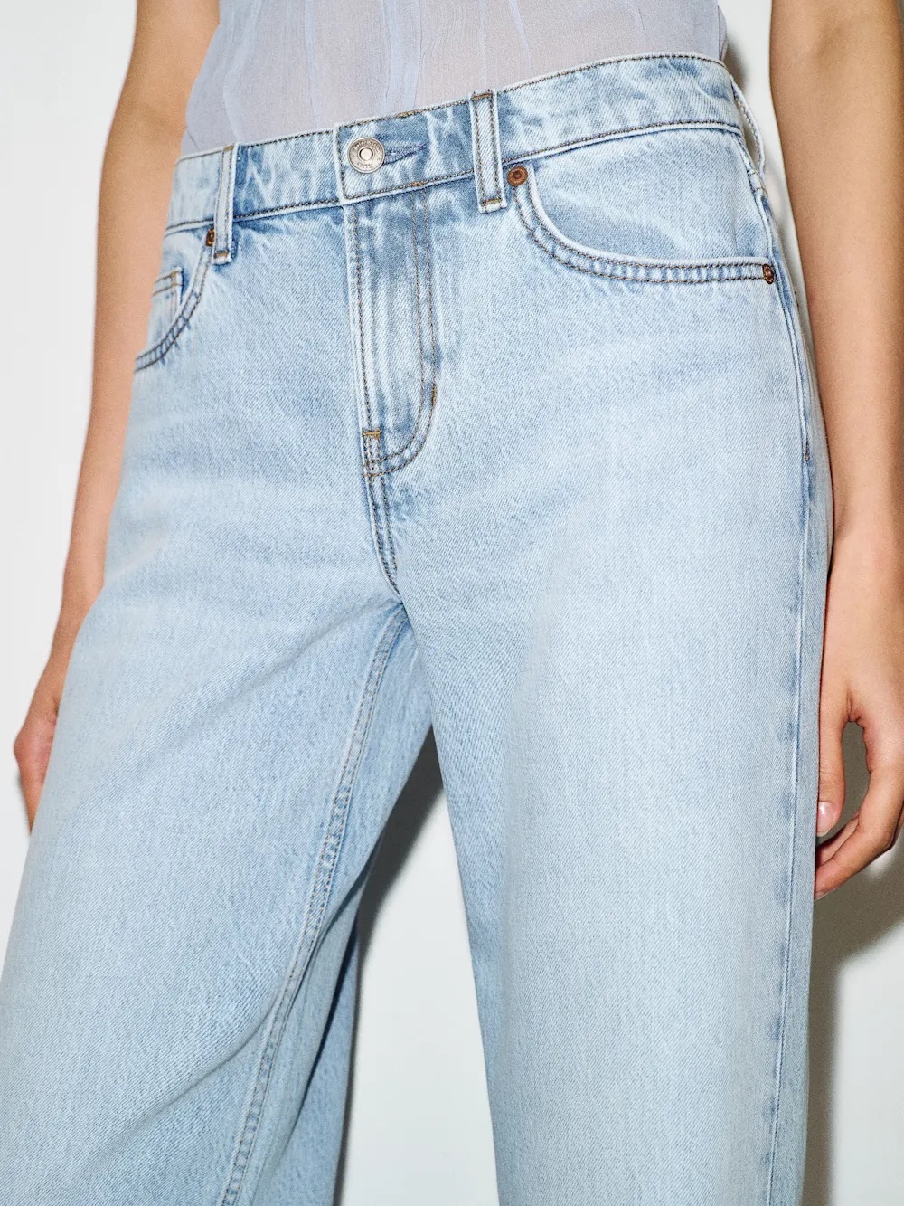 Reformation Light Wash low-Rise- Women - Picture 2 of 3